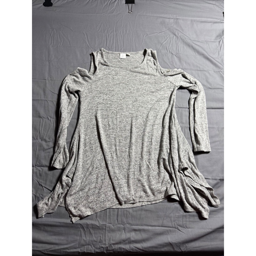 NY&C Cold Shoulder Top Womens Medium Grey Good Sharkbite Hem Marl Knit